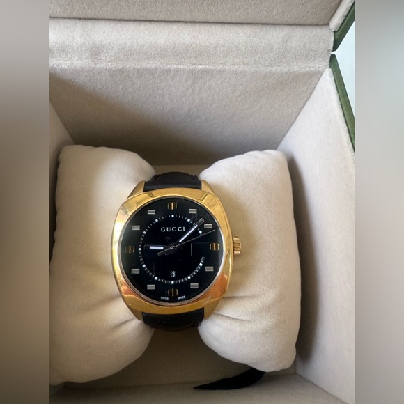 Gucci unisex Watch in Gold and Black - Picture 3 of 8